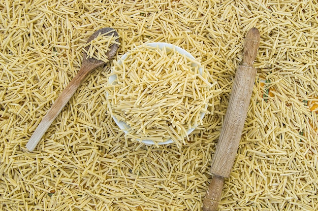 木製大さじと自家製生麺自家製麺トルコ麺