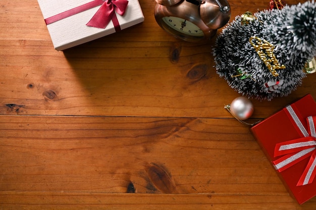 선물 상자 작은 크리스마스 트리 빈티지 알람 시계와 복사 공간이 있는 나무 테이블