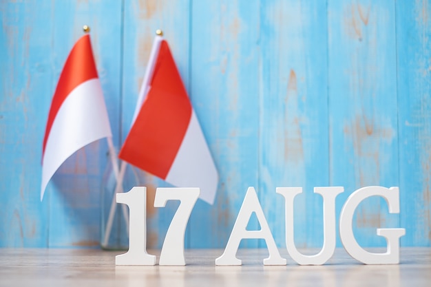 Foto testo in legno del 17 agosto con bandiere indonesiane in miniatura. festa dell'indipendenza dell'indonesia, festa nazionale e concetti di celebrazione felice