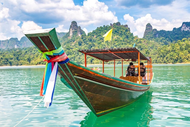 タイのCheow Lan湖で木製のタイの伝統的なロングテールボート