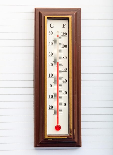 Photo wooden thermometer on a notebook