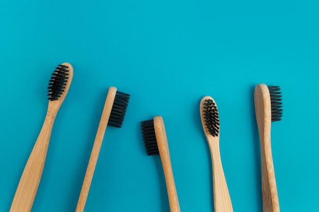 Spazzolino da denti in legno su sfondo blu