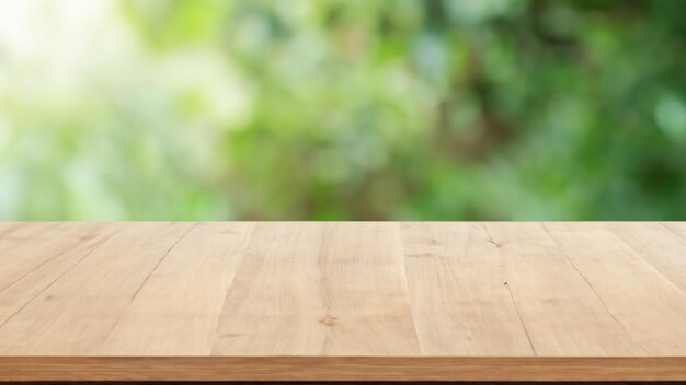 사진 나무  테이블과 흐릿한 뒷마당 정원 generative ai