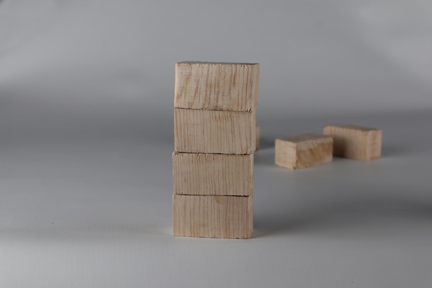 Деревянные кубики игрушек на белом фоне