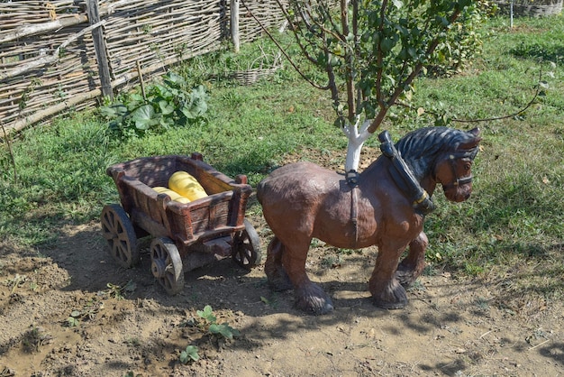 木製のおもちゃの馬と馬車 庭の装飾