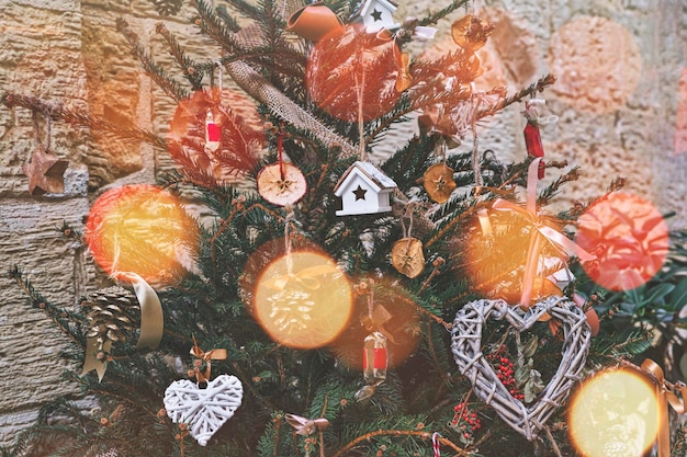 Foto giocattoli di legno dolci palline di cuoio pigne e frutta secca sono decorazioni naturali per l'albero di natale e il bokeh