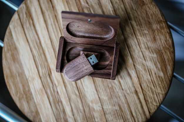 Chiavetta usb in legno in una scatola di legno massello