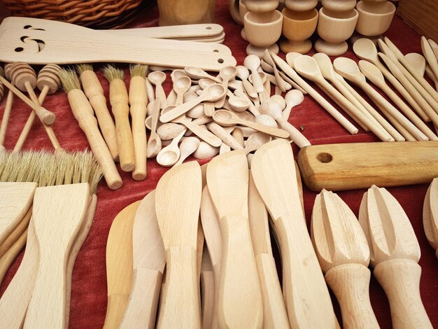 Photo wooden ustensiles de cuisine displayed on the table