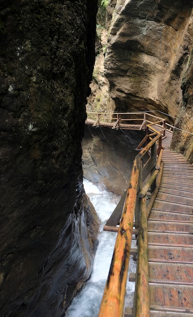 Sentiero in legno come ponte sulla cascata