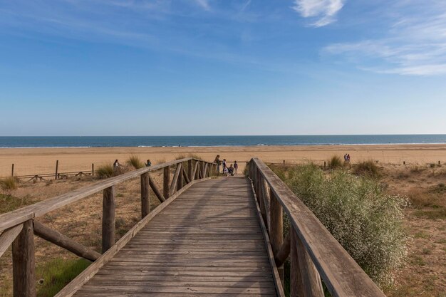 Деревянная дорожка на пляже Rompido Huelva Испания