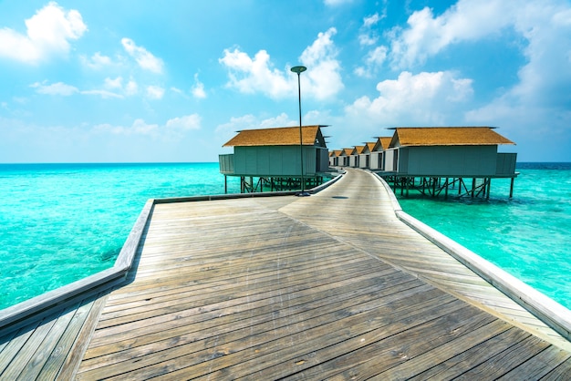 Photo wooden walkway with blue skies