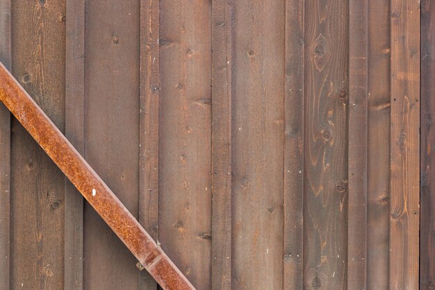 Foto muro di legno con sfondo di travi metalliche arrugginite