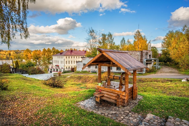 Un pozzo di legno e un museo del paesaggio in autunno plyos