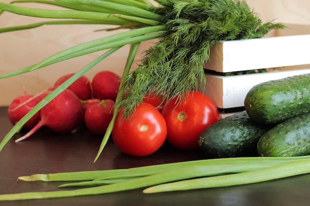 新鮮な野菜のクローズ アップと木製の白いバスケット木製テーブルの上のバスケットに入った野菜