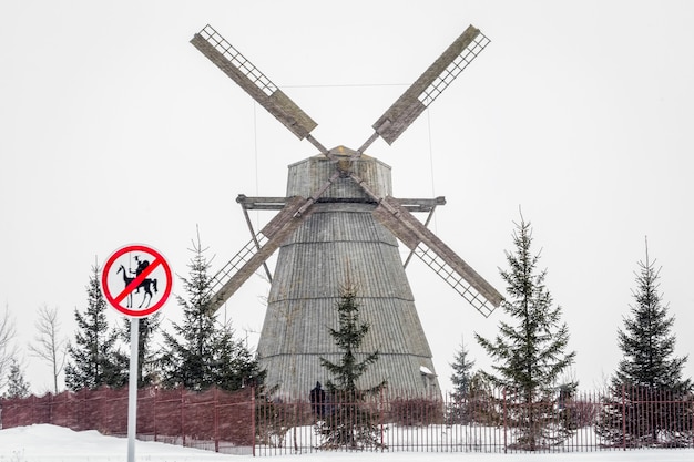 Mulino a vento in legno invernale