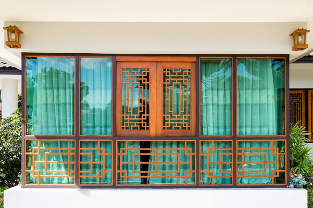 木製の窓と緑のカーテン中国の網目模様