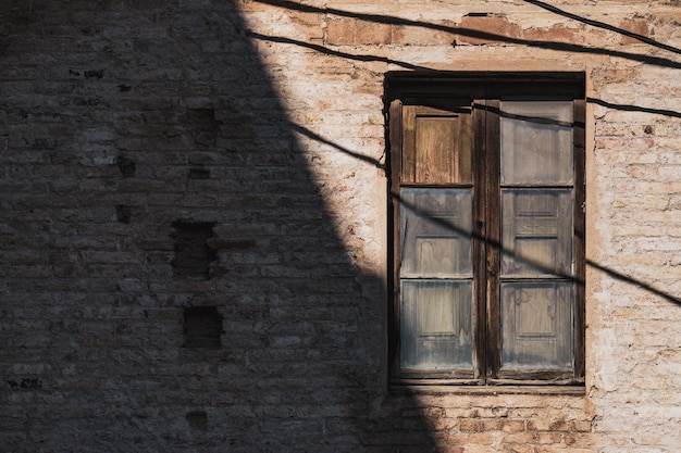 Foto finestra in legno di un vecchio edificio in mattoni