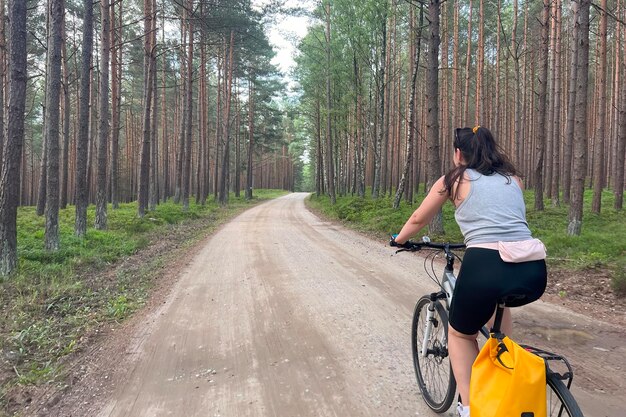 Woodland Adventure Girl Cycling Through Nature's Beauty Concept van recreatie in de natuur