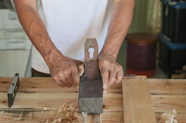 Фото Концепция изготовления деревянных изделий и мебели. плотники используют шпаги для украшения древесных изделий.