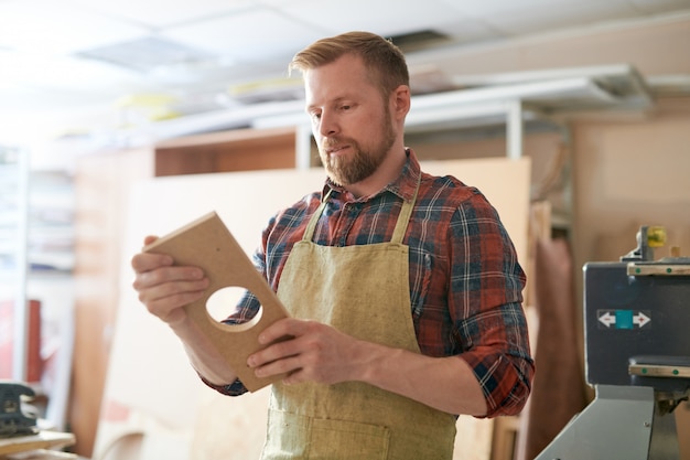 Photo woodworker at work