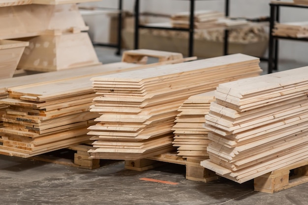 木工産業用丸鋸木材用木材切断機のクローズアップ写真生産中の木材の製材木製品の製造コピースペース