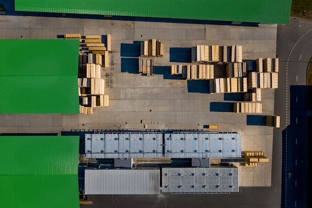 Foto impianto di lavorazione del legno vista dall'alto di un pallet con prodotti per la spedizione vista dall'alto da un drone