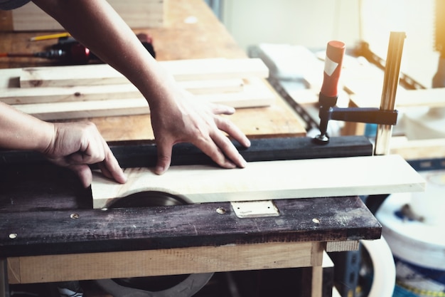 I professionisti della lavorazione del legno usano lame per seghe per tagliare pezzi di legno per assemblare e costruire tavoli di legno per