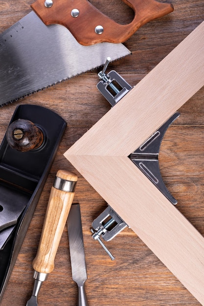 Foto strumenti per la lavorazione del legno su un tavolo di legno