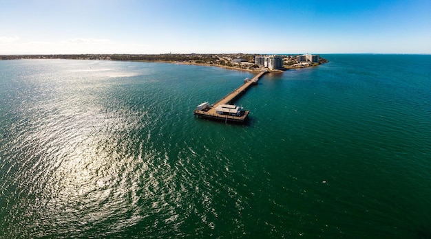 ウッディ ポイント桟橋は、オーストラリア ブリスベンのレッドクリフ半島のモートン湾の有名なランドマークです