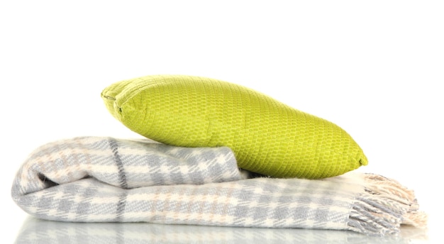 Woolen geruite plaid en kussen geïsoleerd op wit