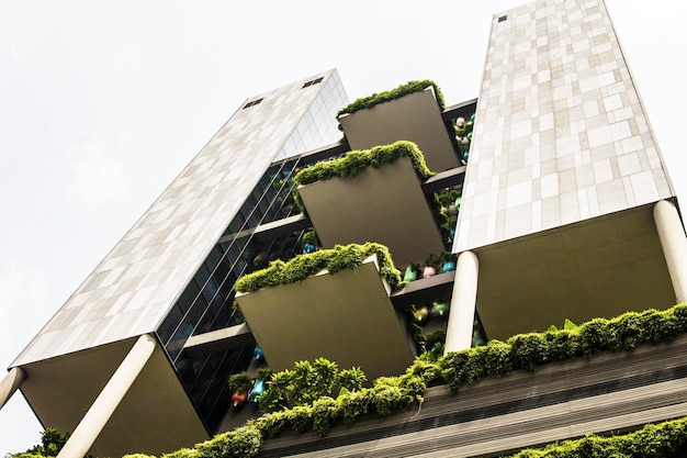 Woon- of bedrijfsgebouw in het centrum van Singapore met balkons met plantendecoratie