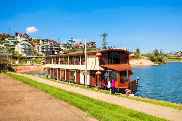 Woonboot aan het gregory-meer in nuwara eliya. lake gregory is een stuwmeer in het centrum van de theelandheuvelstad nuwara eliya in sri lanka.