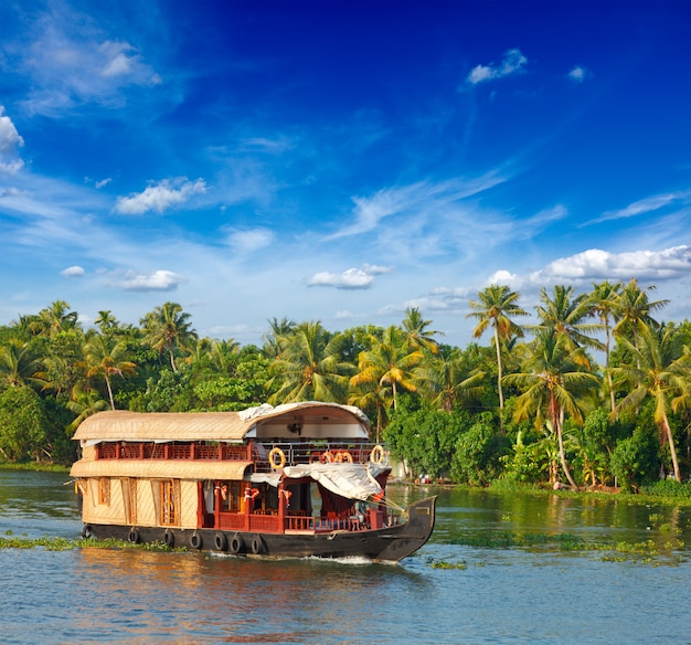 Woonboot op de binnenwateren van Kerala, India