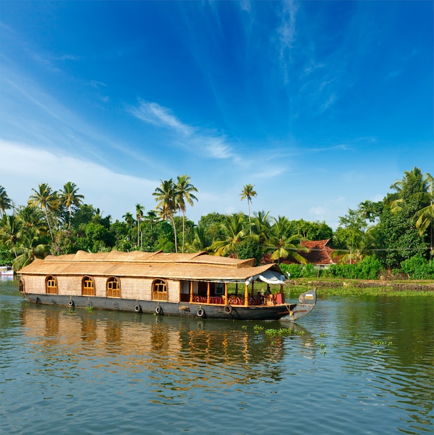 Woonboot op de binnenwateren van Kerala, India