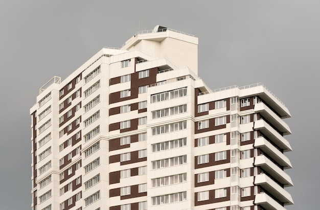 Woongebouw met meerdere verdiepingen op een achtergrond van de lucht