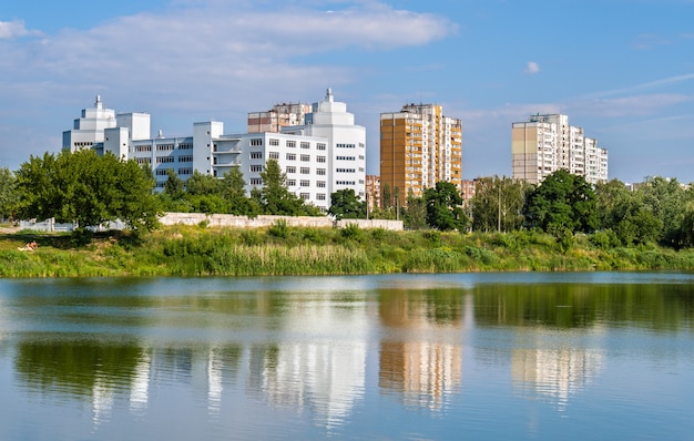 Woongebouwen over een meer in Kiev