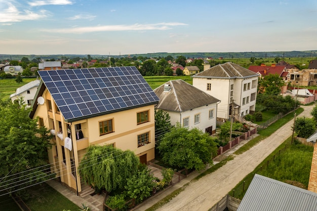 woonhuis met blauwe fotovoltaïsche zonnepanelen op het dak.