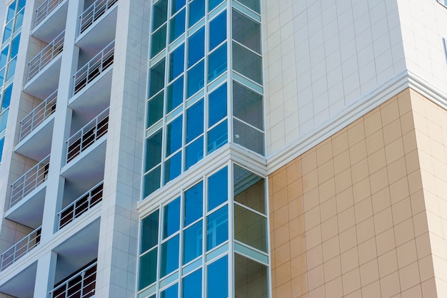 Woonhuis met meerdere verdiepingen op blauwe hemelachtergrond