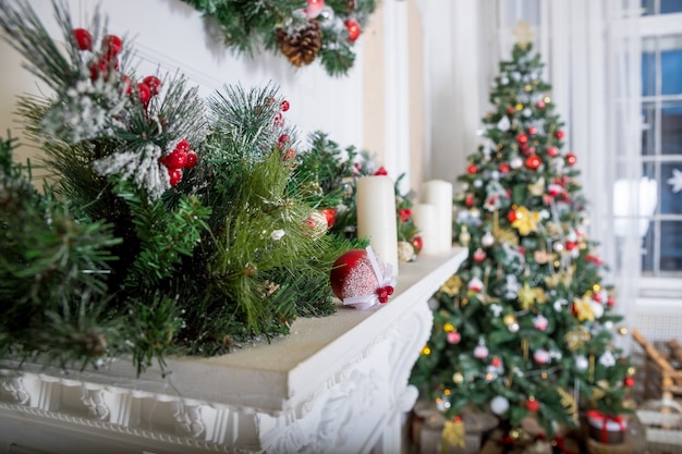 Woonkamer ingericht en klaar om kerstmis te vieren.