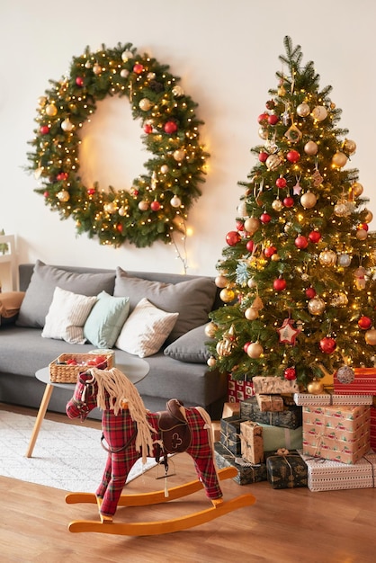 Woonkamer interieur Kerstboom en krans Nieuwjaarsviering Vakantieverblijven Wintervakanties en vakanties