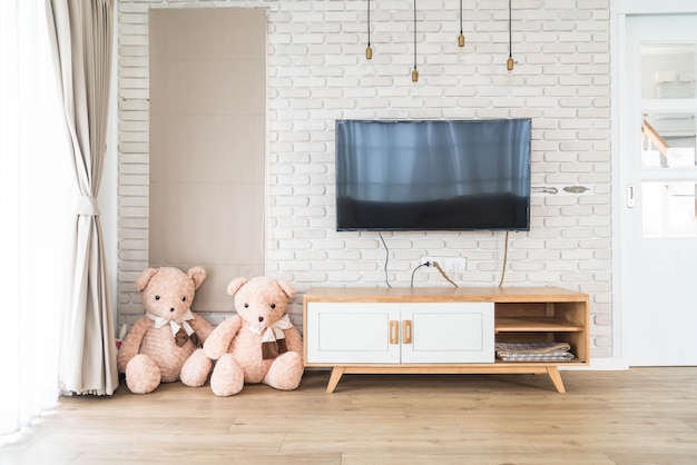 Woonkamer met led tv op bakstenen muur en houten tafel