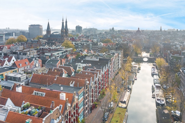 Woonwijk met gebouwen met uitstekende gevel aan de rivier