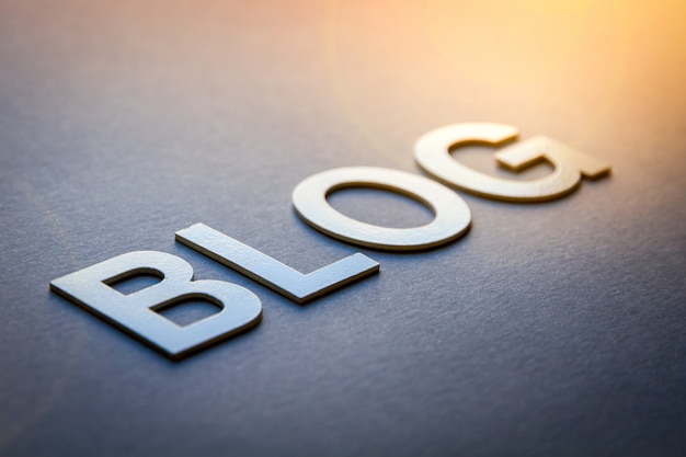 Woord blog geschreven met witte stevige letters