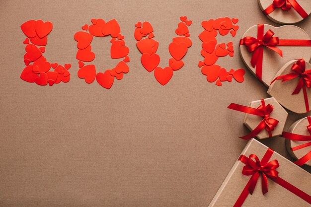 Woord liefde uit harten en stijlvolle geschenken met rode linten