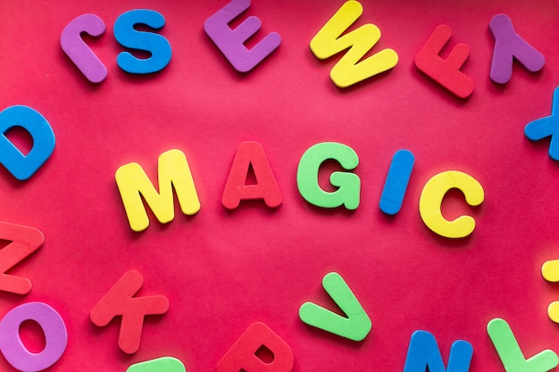 Woord MAGIC Van Plastic Magnetische Letters Op Rode Achtergrond