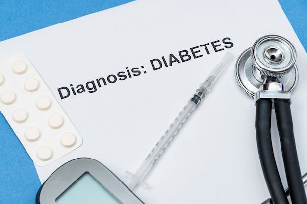 Woorden diabetes, diagnose met spuit, pillen en stethoscoop