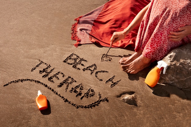 Foto woorden in het zand over de zomer