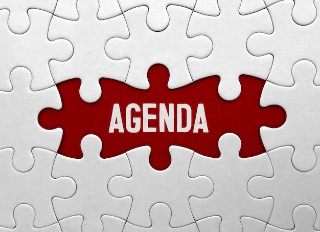 Word Agenda op rode puzzel achtergrond