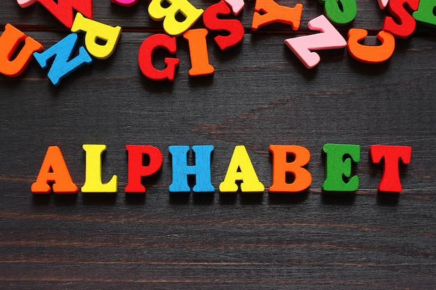 Foto la parola alfabeto con lettere colorate