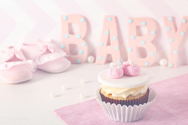 Word Baby met cupcake op lichte achtergrond